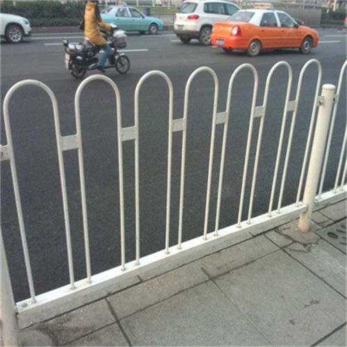 鍍鋅鋼交通護(hù)欄 提升道路安全的關(guān)鍵設(shè)施